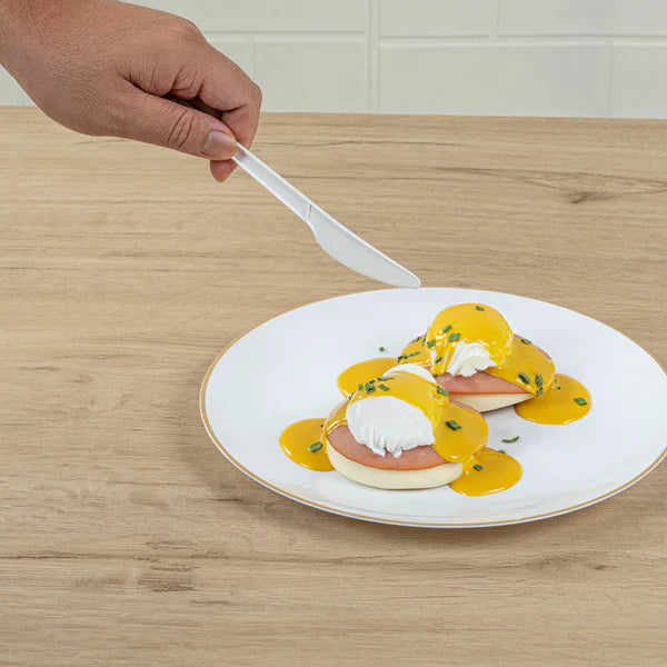 best Hand grip using a compostable knife to cut a food. 